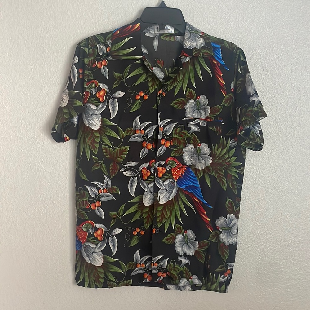 V.H.O men's short sleeve button up Hawaiian shirt parrot print size Small